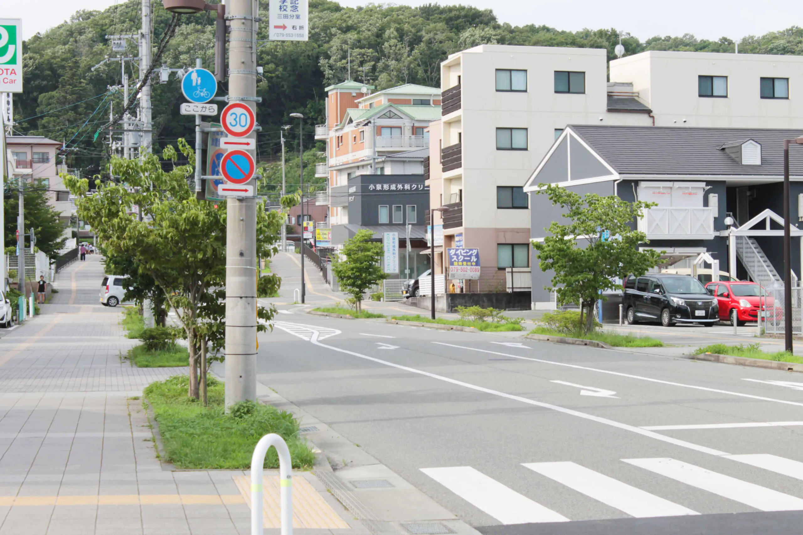 そのまま真っすぐ歩いていくと、反対の道に当院が見えてきます。